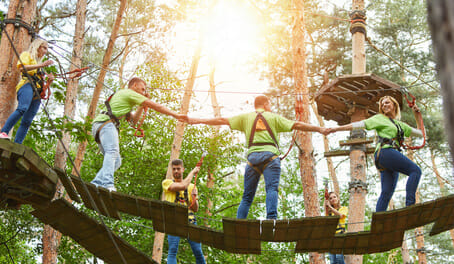 LANDINGPAGE_2025 4 Gruppe beim gemeinsam Klettern im Kletterwald als Teambuilding Event